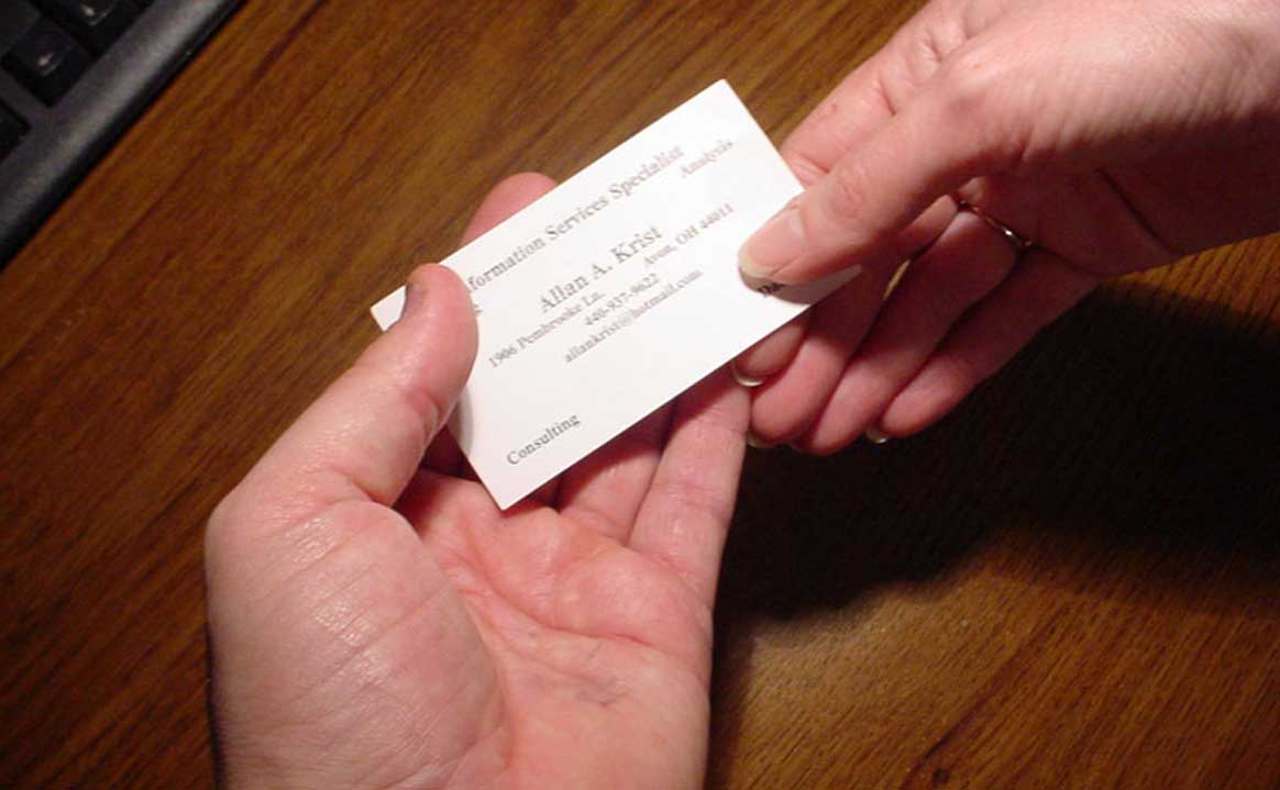 Ofera carti de vizita de fiecare data cand ai ocazia