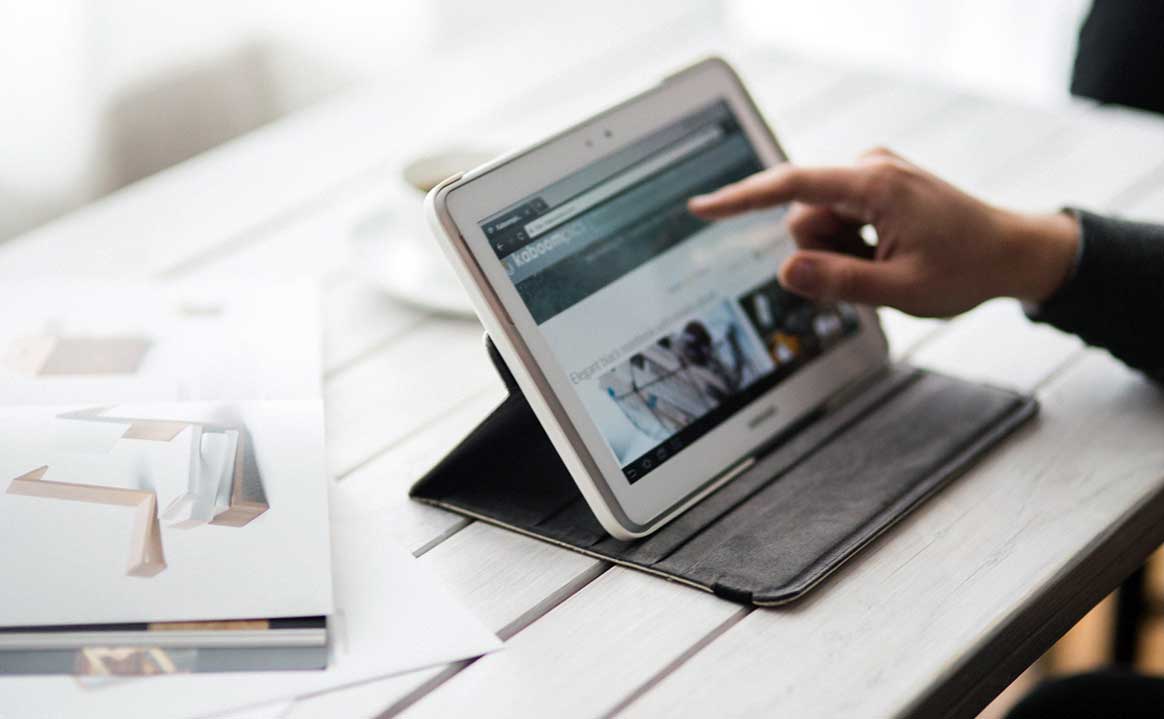 Vinde sau ofera clientilor suporturi pentru tablete, carti, telefoane, etc. personalizate cu reclama ta