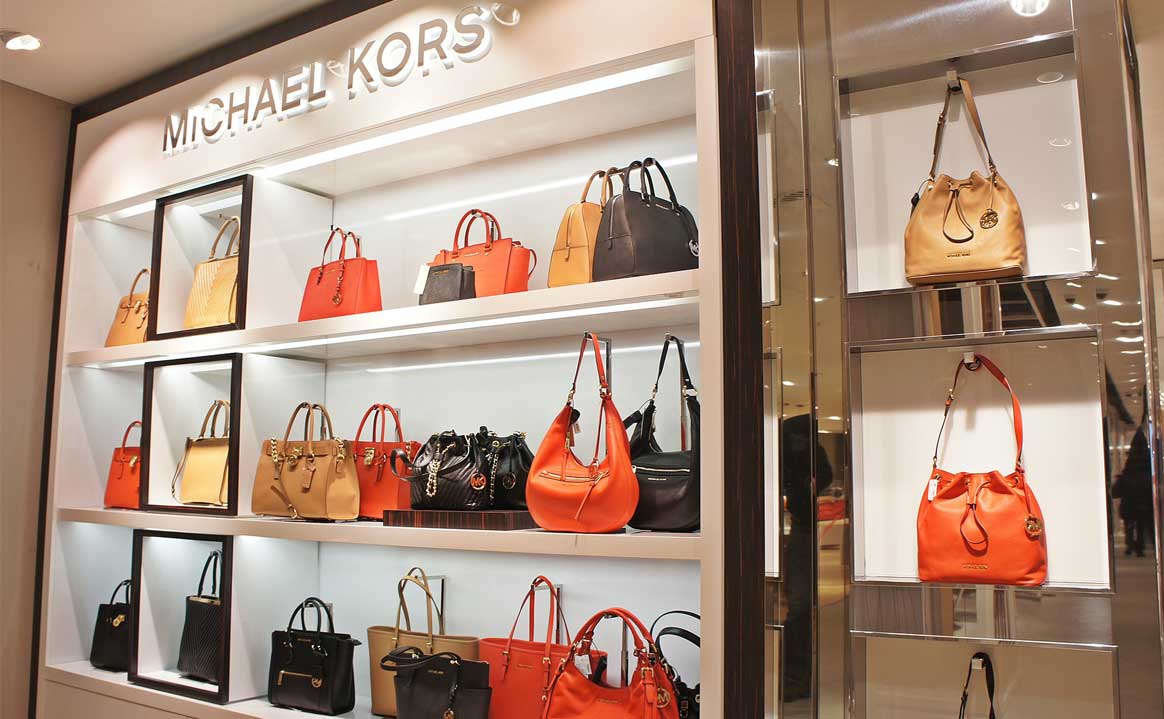 (Re)amenajeaza-ti vitrina periodic in asa fel incat sa spui o poveste pe gustul cumparatorilor